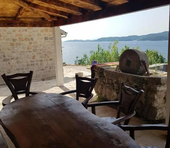 Marble Pool 3 Bedroom In 2 Adjoining Stone Buildings On A 2 Acre Private Land וילה ויגאני
