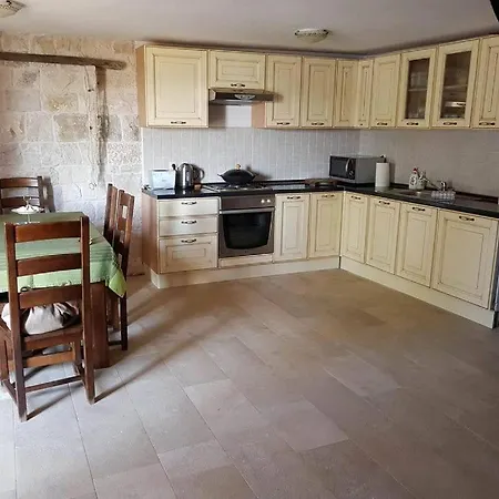 Marble Pool 3 Bedroom In 2 Adjoining Stone Buildings On A 2 Acre Private Land * 维甘