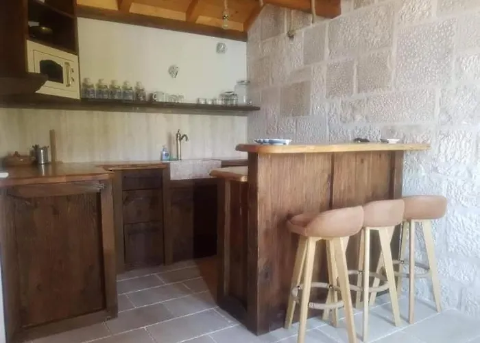 Marble Pool 3 Bedroom In 2 Adjoining Stone Buildings On A 2 Acre Private Land * 비간즈