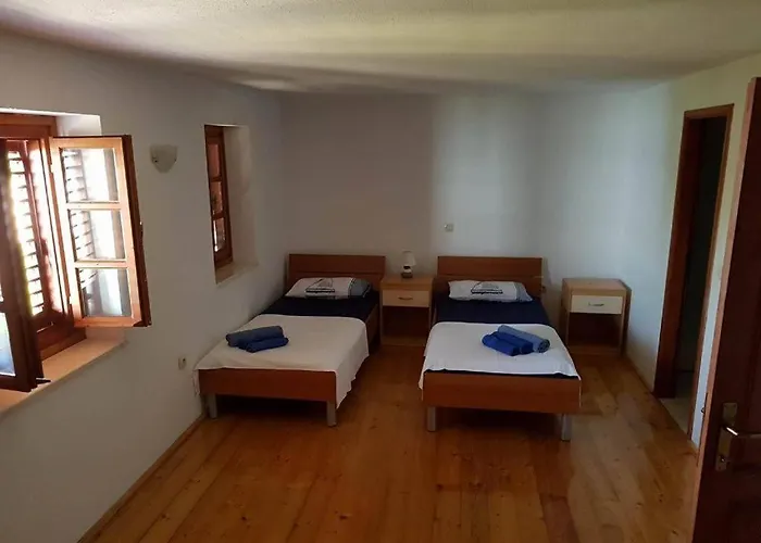 Marble Pool 3 Bedroom In 2 Adjoining Stone Buildings On A 2 Acre Private Land *