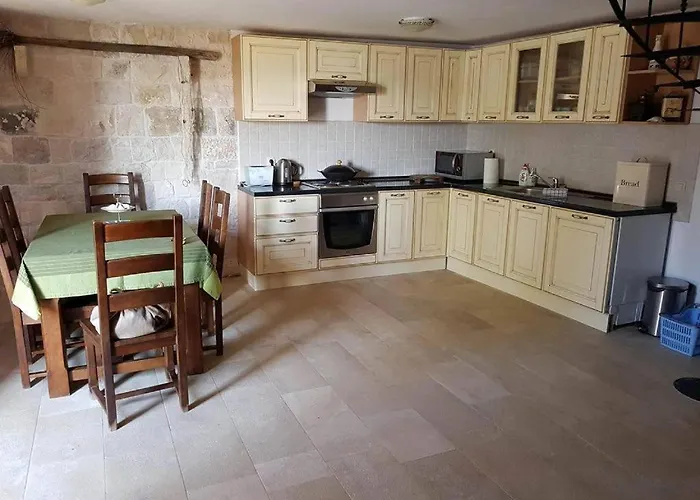 Marble Pool 3 Bedroom In 2 Adjoining Stone Buildings On A 2 Acre Private Land * 维甘